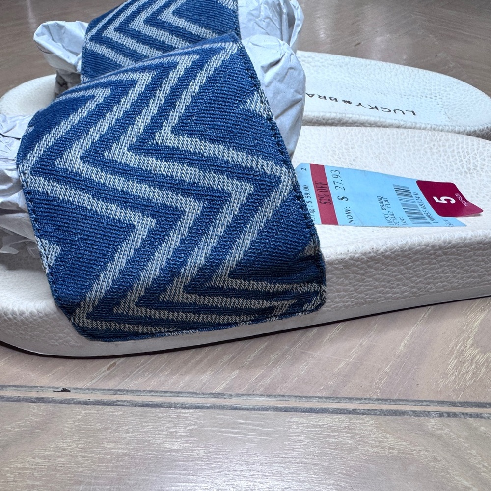 NWT Blue & White Lucky Brand Chevron Slide Sandals Sz 5 NEW - Picture 3 of 9